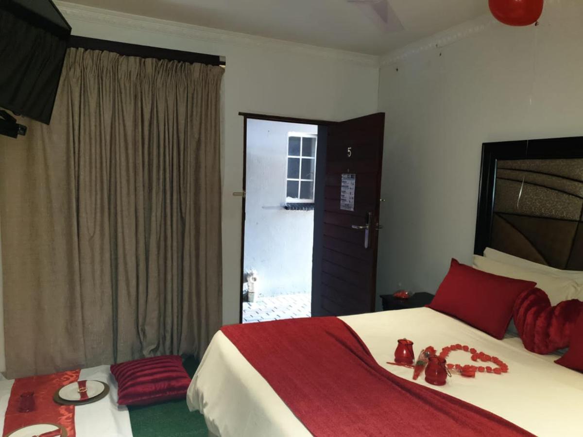 Suits Guest House & Bar Carletonville Exterior photo