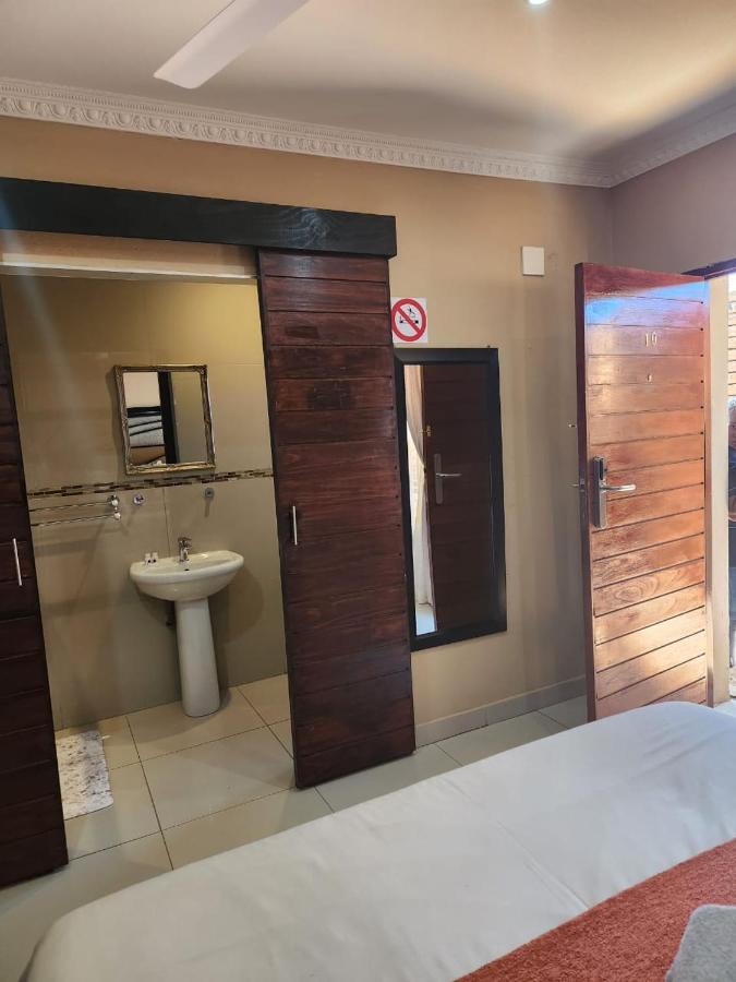 Suits Guest House & Bar Carletonville Exterior photo