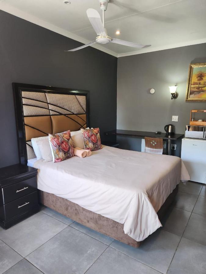Suits Guest House & Bar Carletonville Exterior photo